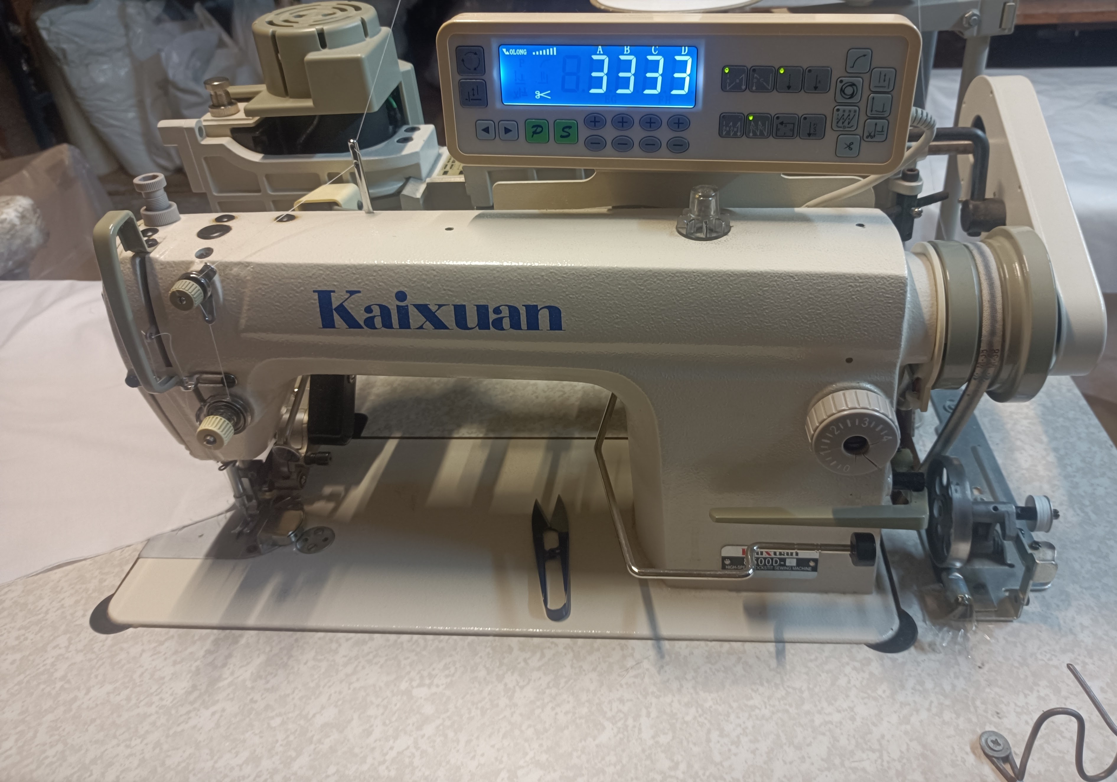 Ράψιμο - μηχανή ραφής σε εργασία